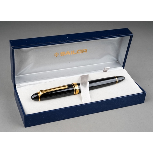 360 - A Japanese Sailor black and gilt fountain pen with 21k Naginata Togi nib, stamped 21K 875, boxed wit... 