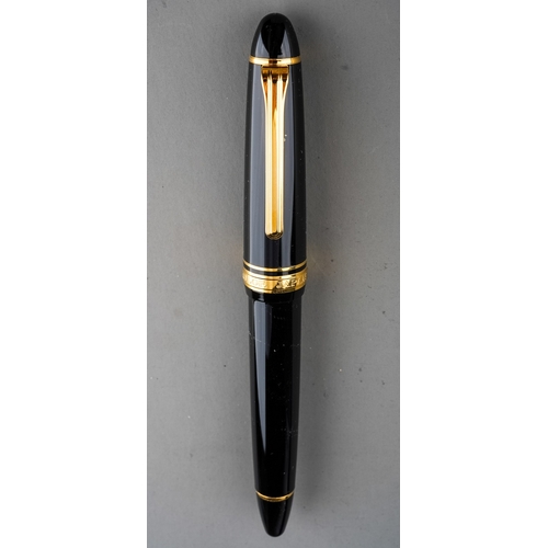 360 - A Japanese Sailor black and gilt fountain pen with 21k Naginata Togi nib, stamped 21K 875, boxed wit... 