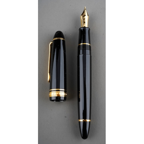 360 - A Japanese Sailor black and gilt fountain pen with 21k Naginata Togi nib, stamped 21K 875, boxed wit... 