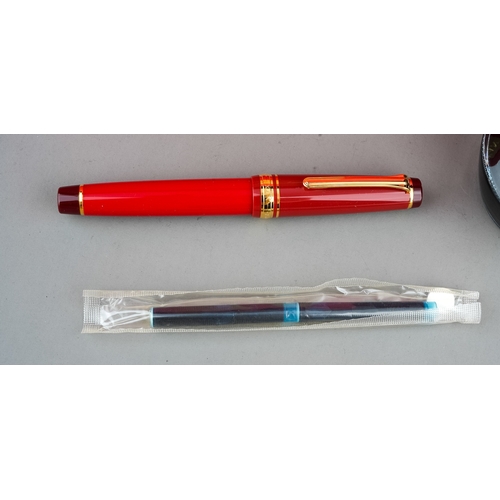 365 - A Japanese Sailor red and gilt fountain pen with 21k Naginata Togi nib, stamped 21K 875, boxed with ... 