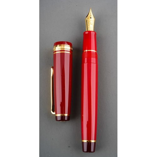 365 - A Japanese Sailor red and gilt fountain pen with 21k Naginata Togi nib, stamped 21K 875, boxed with ... 