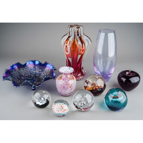 530 - Collection of coloured glass to include paperweights, carnival glass bowl etc. (1 box)