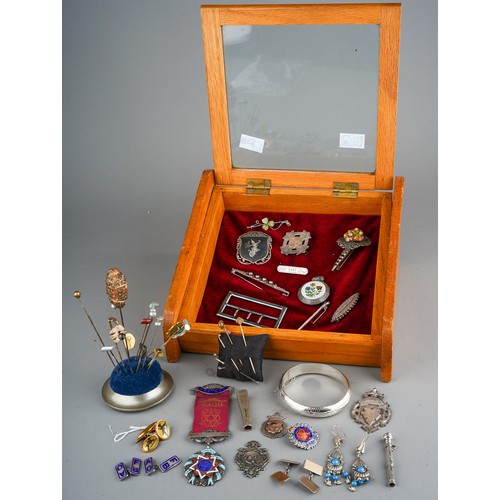 167 - A collection of silver, including medals, enamelled badges, propelling pencil, cheroot holder, brooc... 