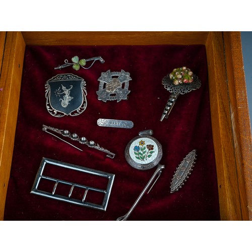 167 - A collection of silver, including medals, enamelled badges, propelling pencil, cheroot holder, brooc... 