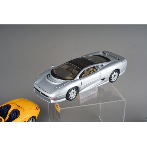 343 - A tray of 1/18 scale Maisto/Bburago sports cars