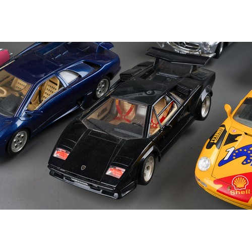 343 - A tray of 1/18 scale Maisto/Bburago sports cars