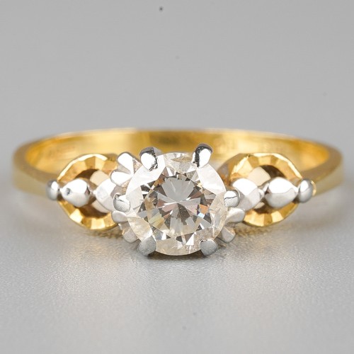 464 - An 18ct yellow gold and diamond solitaire ring, set with a round brilliant-cut diamond approx 0.60ct... 