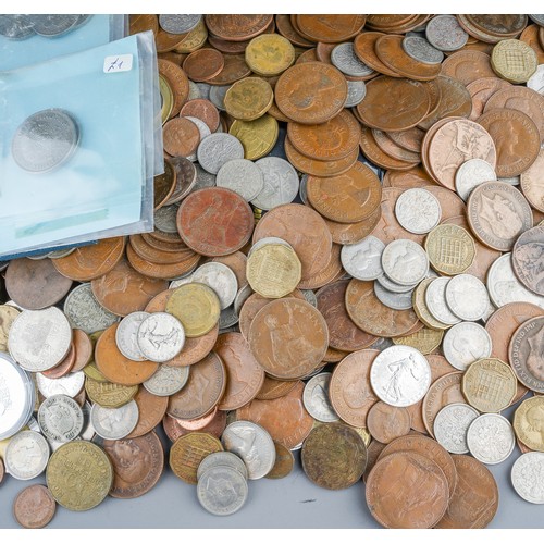 609 - A large quantity of coinage to include a replica hammered coin set in a wooden box,  etc. (1 box)