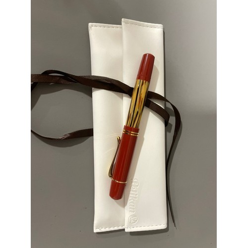 362 - A Pelikan red tortoiseshell fountain pen, with 14k gold nib, stamped 14K 585 M, in presentation box ... 