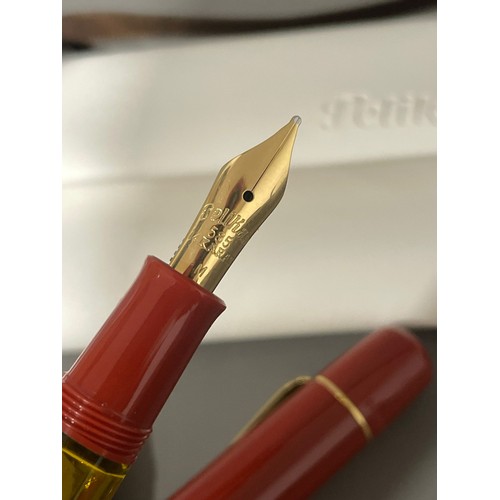 362 - A Pelikan red tortoiseshell fountain pen, with 14k gold nib, stamped 14K 585 M, in presentation box ... 