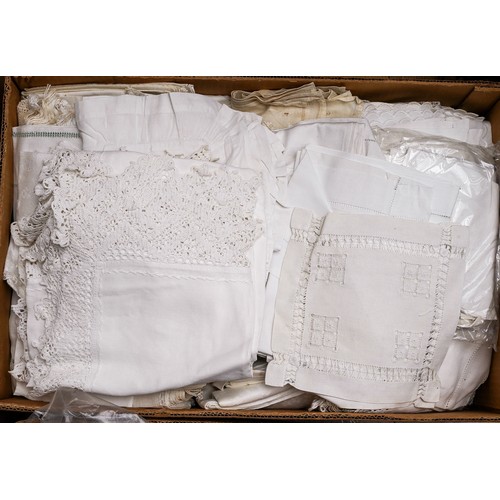 187 - Assorted vintage linen or cotton plain, embroidered and/or lace work table or bed ware to include bo... 