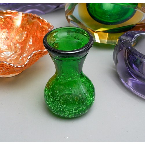 105 - Assorted coloured 20th Century glass to include jugs, ash trays, vases etc (1 box)