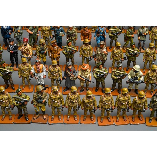 346 - A large quantity of Del Prado Men at War 1914-45 metal military figurines approx 190 in 3 trays, plu... 