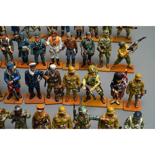 346 - A large quantity of Del Prado Men at War 1914-45 metal military figurines approx 190 in 3 trays, plu... 