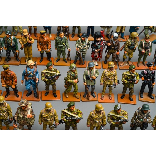 346 - A large quantity of Del Prado Men at War 1914-45 metal military figurines approx 190 in 3 trays, plu... 