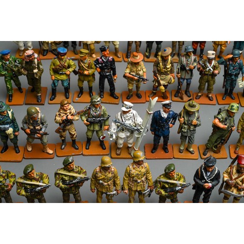 346 - A large quantity of Del Prado Men at War 1914-45 metal military figurines approx 190 in 3 trays, plu... 