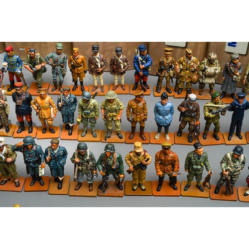 346 - A large quantity of Del Prado Men at War 1914-45 metal military figurines approx 190 in 3 trays, plu... 