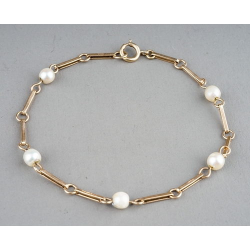 9 - A 9ct yellow gold and pearl bracelet, set with five cultured pearls, approx 18.5cm long, total gross... 