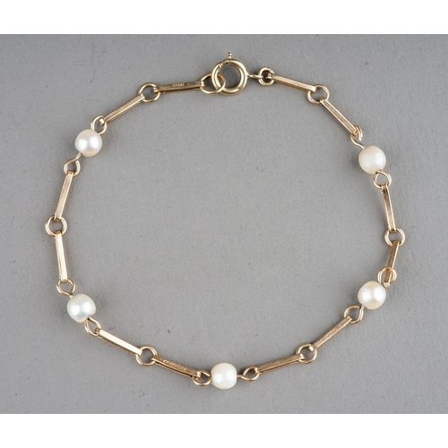 9 - A 9ct yellow gold and pearl bracelet, set with five cultured pearls, approx 18.5cm long, total gross... 