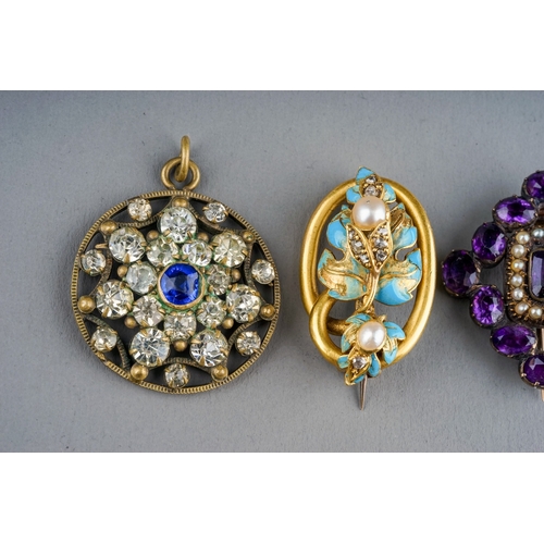 17 - A Georgian yellow metal paste and seed pearl brooch, set with oval amethyst glass and a border of se... 