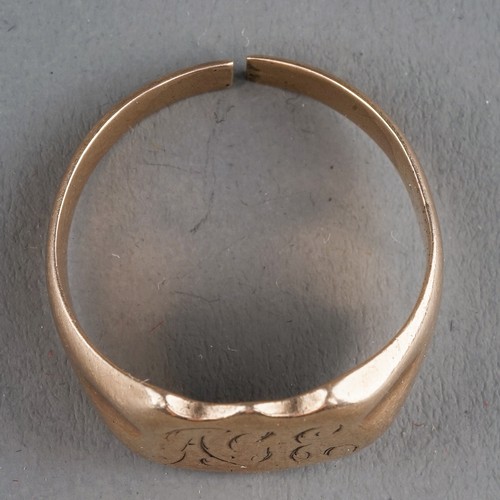 18 - A 9ct yellow gold signet ring, total gross weight approx 4.6g