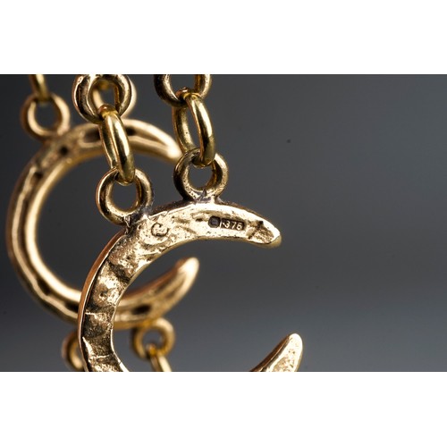 23 - A 9ct yellow gold horse-shoe link bracelet, with alternating links, stamped '375' the clasp stamped ... 