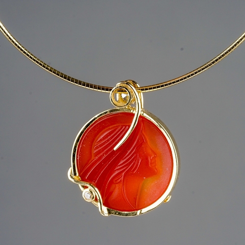 34 - Catherine Best of Guernsey - an 18ct yellow gold, diamond and cameo pendant necklace, the agate came... 