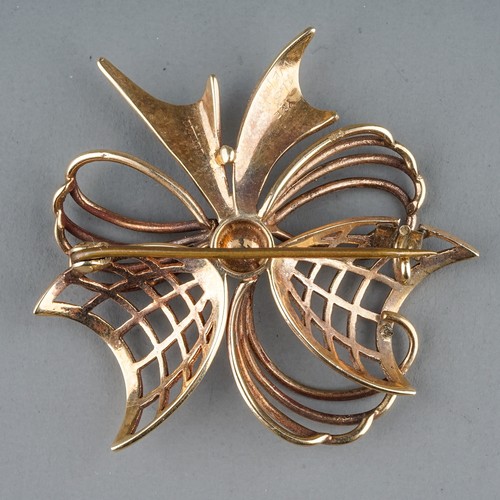 39 - A 9ct yellow gold and cultured pearl bow brooch, approx 4cm wide, makers mark 'Y&E', gross weight ap... 