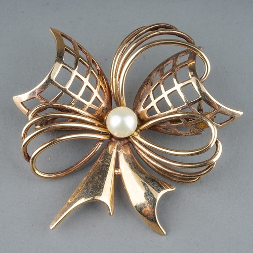 39 - A 9ct yellow gold and cultured pearl bow brooch, approx 4cm wide, makers mark 'Y&E', gross weight ap... 