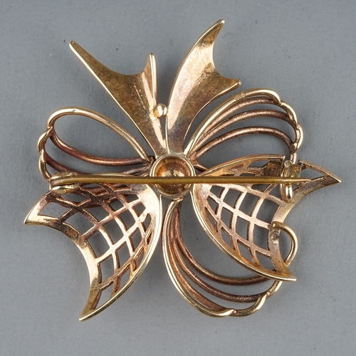 39 - A 9ct yellow gold and cultured pearl bow brooch, approx 4cm wide, makers mark 'Y&E', gross weight ap... 