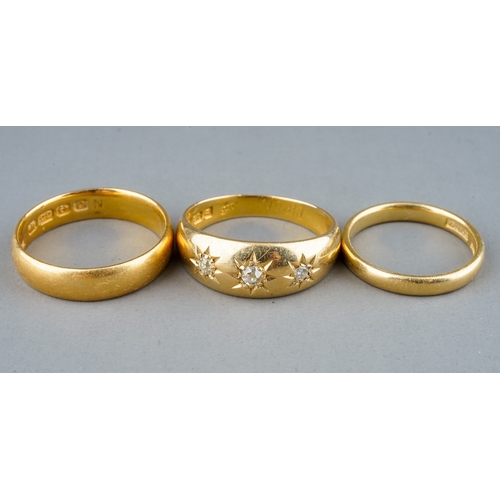 42 - An Edwardian 18ct yellow gold and diamond three-stone ring, set with old-cut diamonds in star settin... 