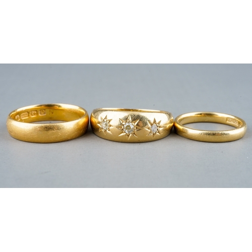 42 - An Edwardian 18ct yellow gold and diamond three-stone ring, set with old-cut diamonds in star settin... 