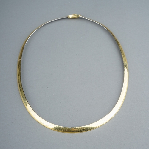 86 - An 18ct gold reversible necklace, can be worn as either yellow or white gold, approx 46cm long, gros... 