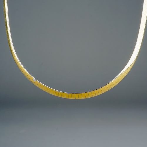 86 - An 18ct gold reversible necklace, can be worn as either yellow or white gold, approx 46cm long, gros... 