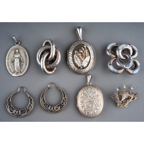 93 - A collection of Victorian and later silver jewellery, including a Scottish silver and hardstone knot... 