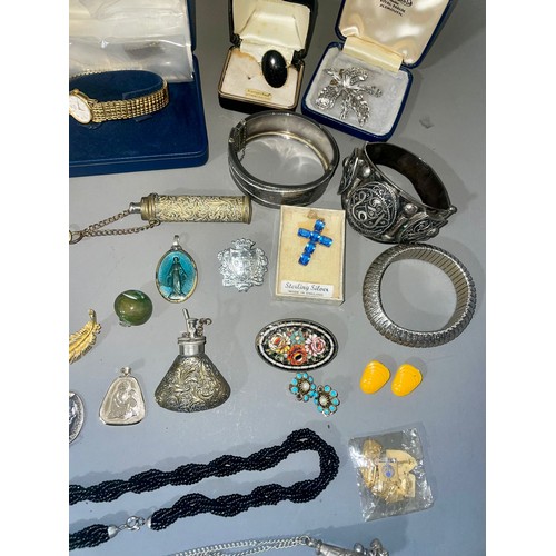 95 - Costume jewellery, including a Victorian silver hinged bangle, makers mark D&F, 1.27ozt; another whi... 