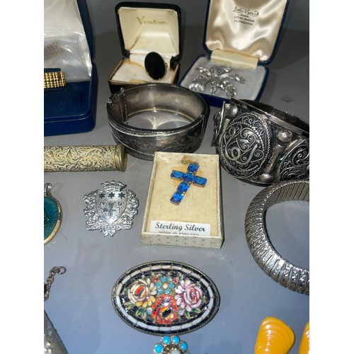 95 - Costume jewellery, including a Victorian silver hinged bangle, makers mark D&F, 1.27ozt; another whi... 