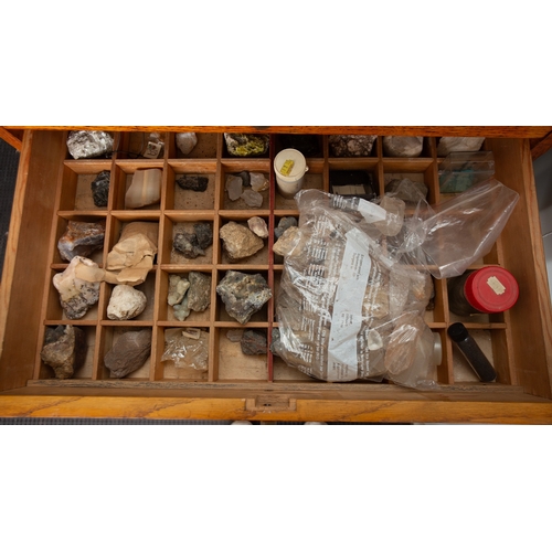 98 - A fine 6 draw oak specimen cabinet with contents of fossils and mineral exaples