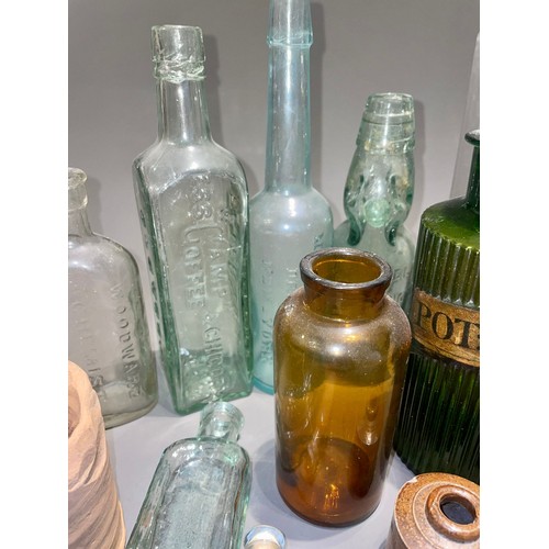 127 - Glassware: early 20th Century bottles including Apothecary (Magnesia, OL:PET: ALB:, LIQ ARSENIC and ... 