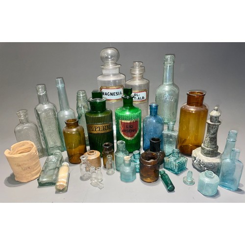 127 - Glassware: early 20th Century bottles including Apothecary (Magnesia, OL:PET: ALB:, LIQ ARSENIC and ... 