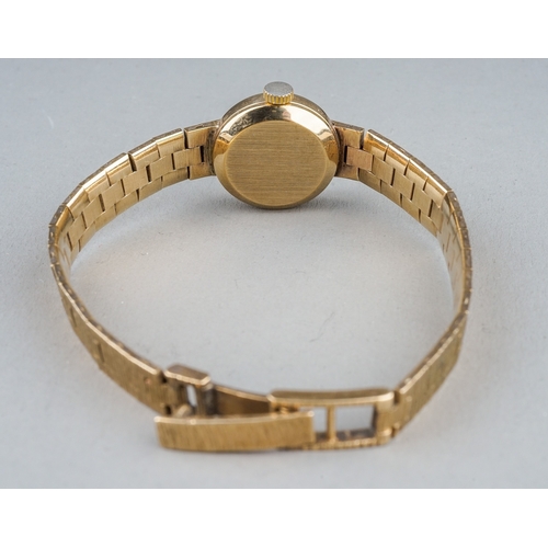 170 - A ladies Accurist 9ct gold wristwatch, with integral bracelet 9ct gold bark effect strap, total gros... 