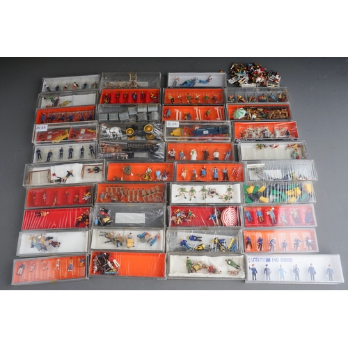 290 - HO scale a quantity of miniature people in set boxes and loose by Preiser etc