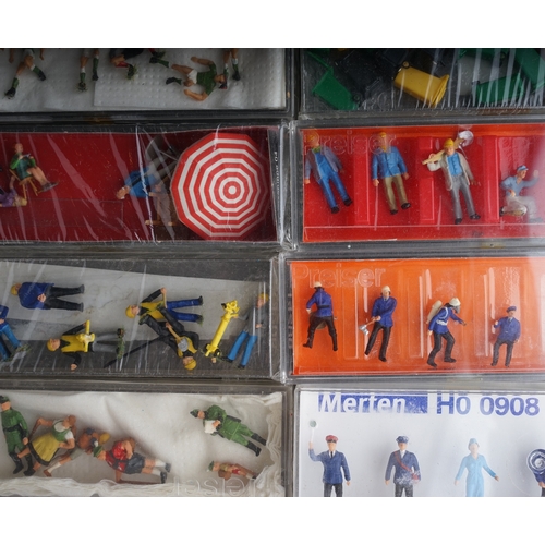 290 - HO scale a quantity of miniature people in set boxes and loose by Preiser etc