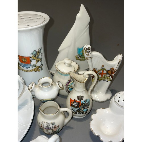 399 - Assorted Crested china ware to include: City of London model of a Tank Reg No: 65858?; Ventnor large... 