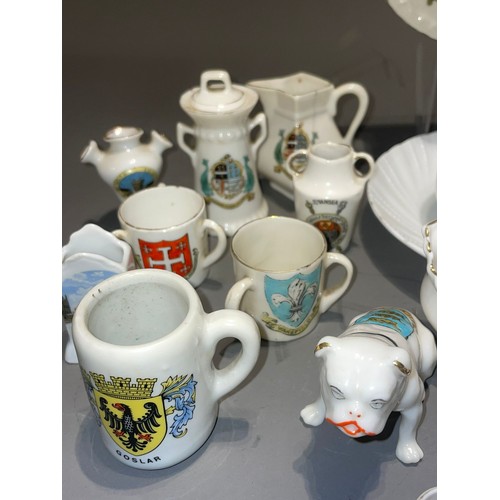 399 - Assorted Crested china ware to include: City of London model of a Tank Reg No: 65858?; Ventnor large... 