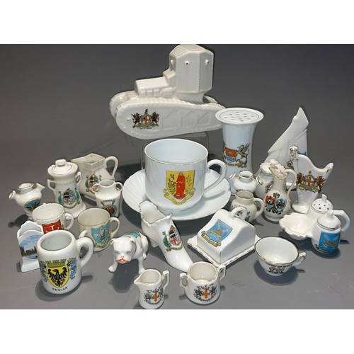 399 - Assorted Crested china ware to include: City of London model of a Tank Reg No: 65858?; Ventnor large... 