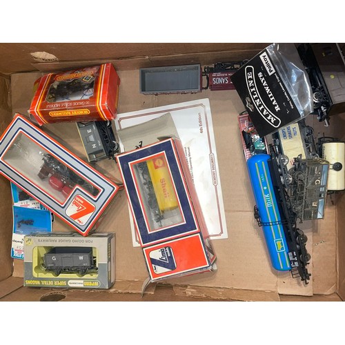 402 - Model Railway: assorted collection to include: boxed Lima carriage; Hornby 00 gauge model carriages ... 