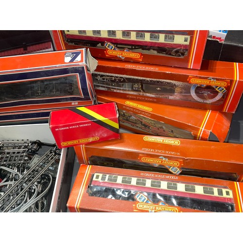 402 - Model Railway: assorted collection to include: boxed Lima carriage; Hornby 00 gauge model carriages ... 