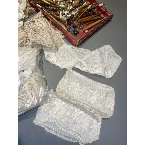 409 - Assorted vintage turned lace bobbins together with lace borders, a Child's bonnet, patterns and 19th... 