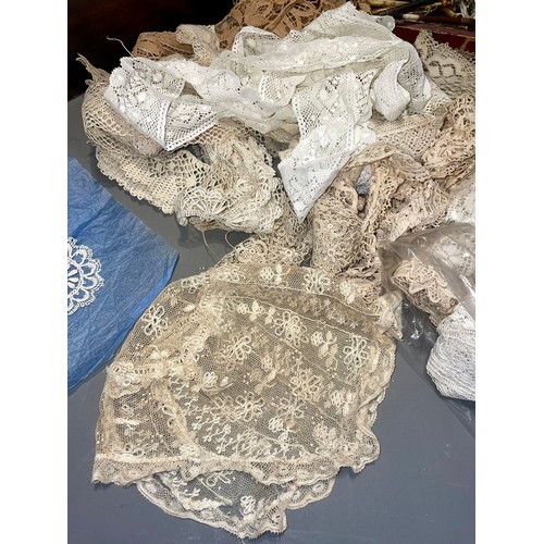 409 - Assorted vintage turned lace bobbins together with lace borders, a Child's bonnet, patterns and 19th... 